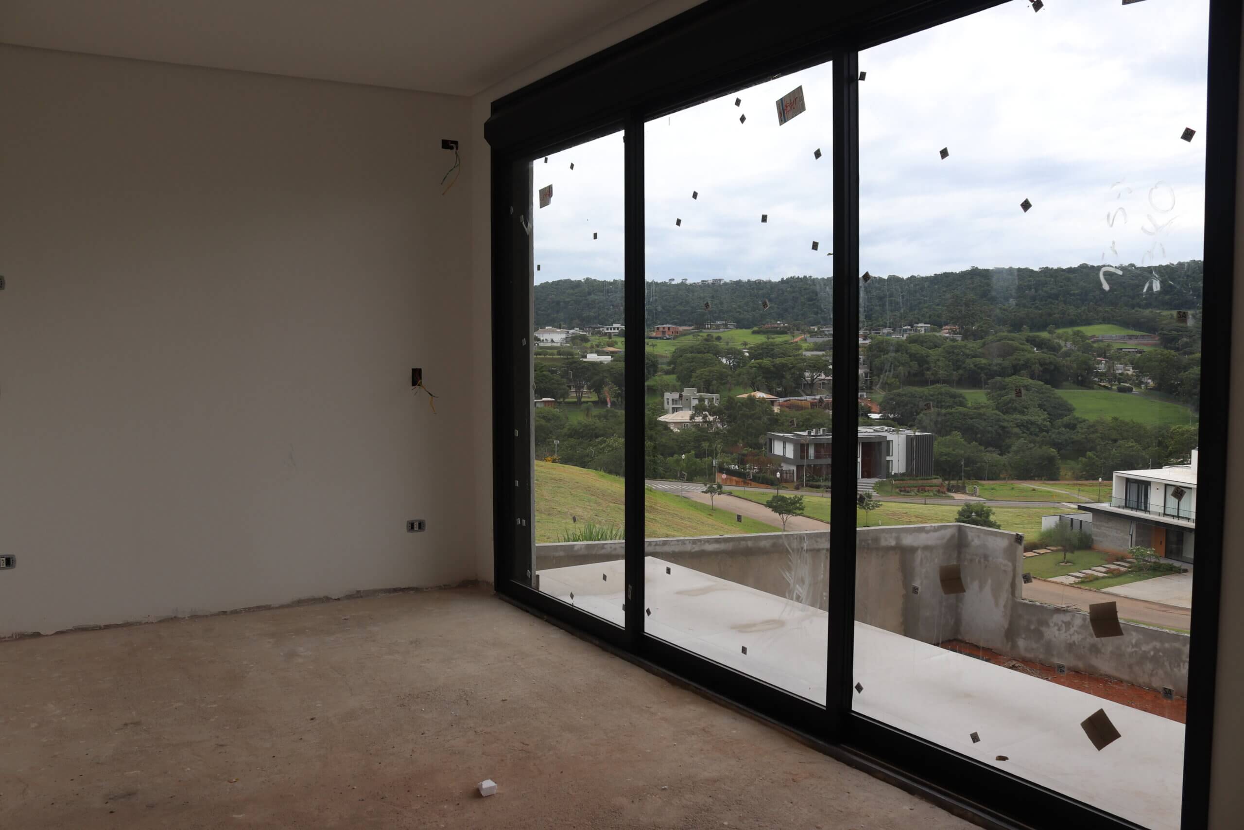 Vista da suíte master com varanda privativa do Residencial NH