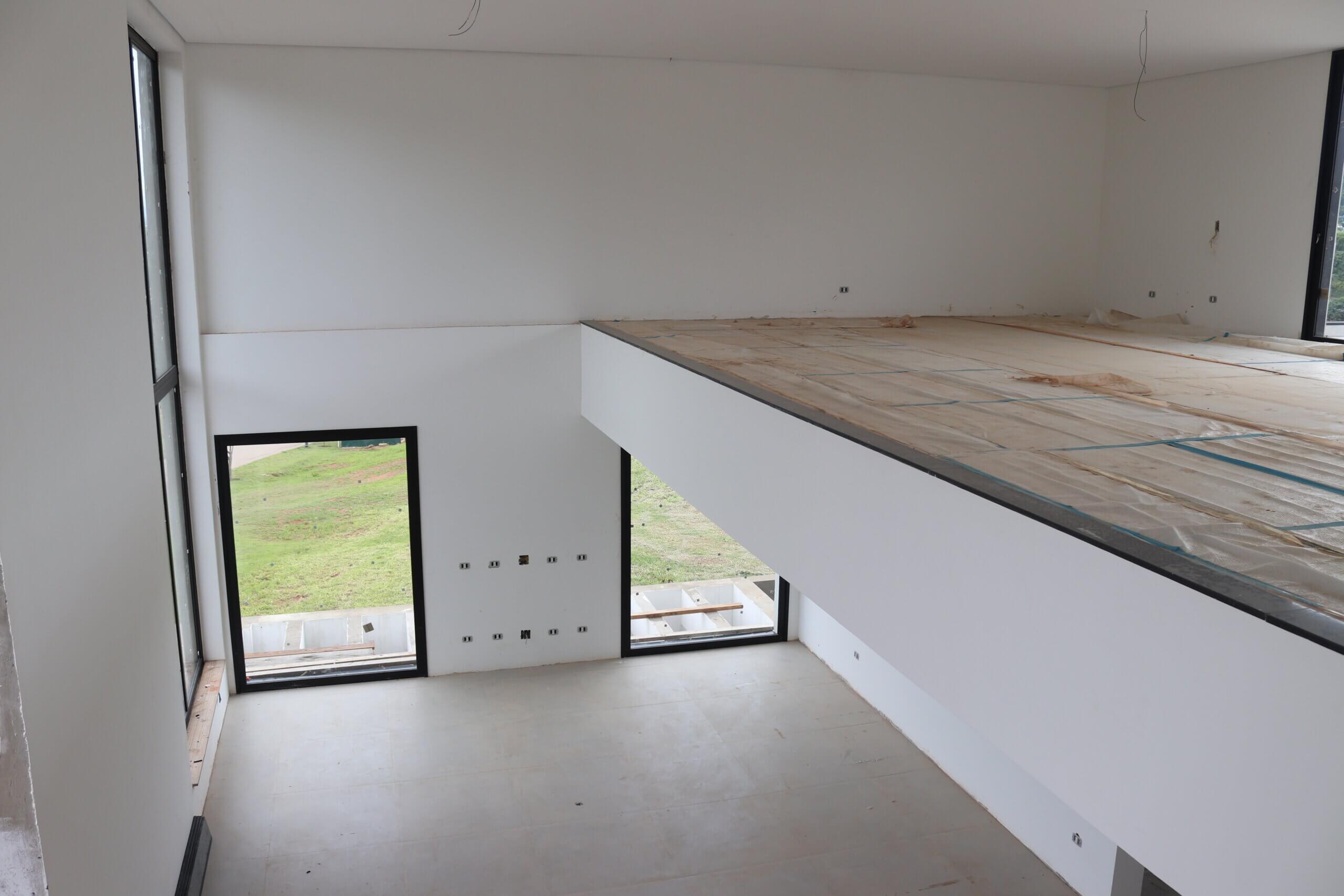 Sala com pé direito duplo e mezanino do Residencial NH - casa de alto padrão à venda