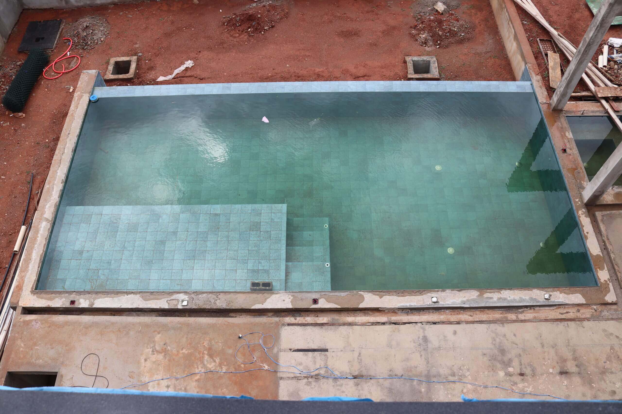 Piscina com borda infinita e prainha do Residencial NH - casa de alto padrão à venda