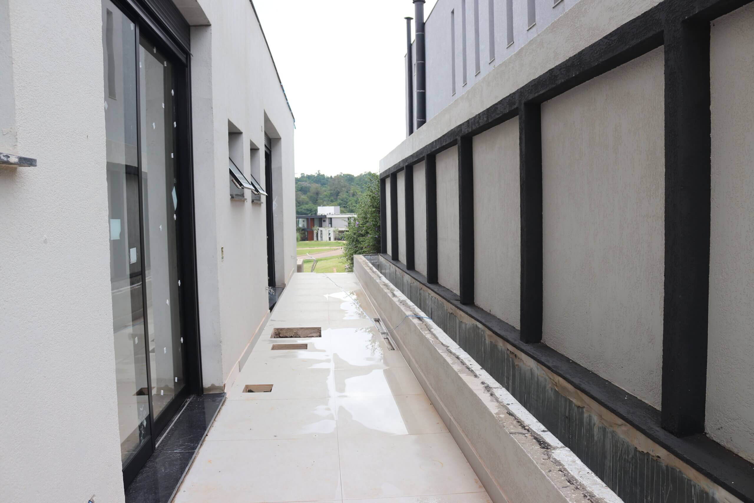 Varanda das suítes com floreira para muro verde do Residencial NH - casa de alto padrão à venda
